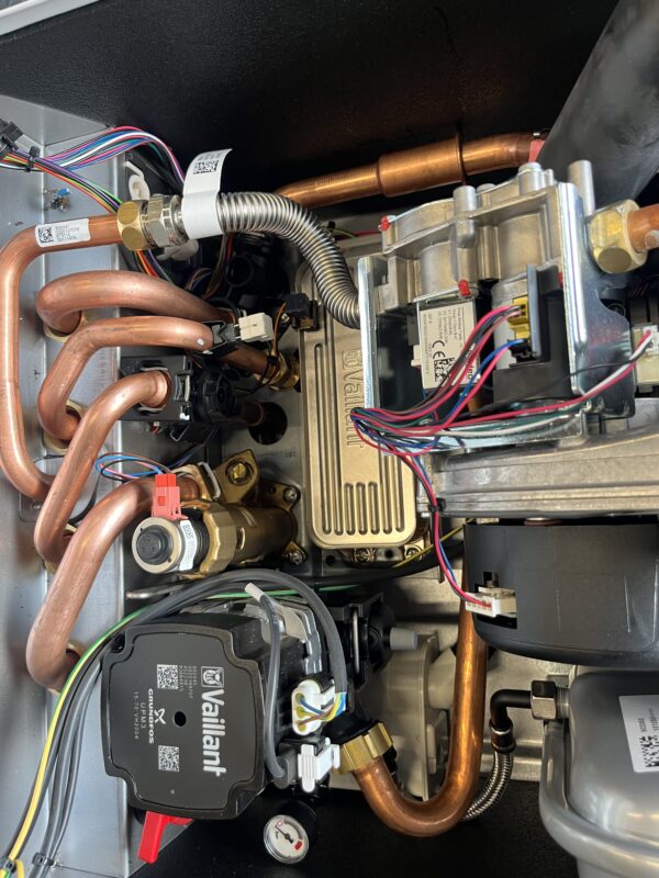 Vaillant ecoTEC plus 832 High Efficiency Condensing Combination Boiler 32Kw - Image 3